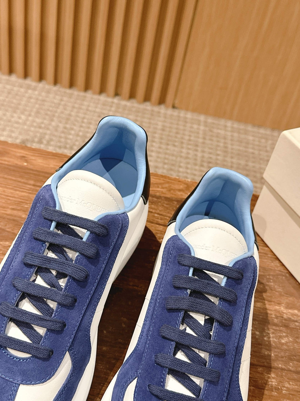 Schwarz-weiße Turnschuhe