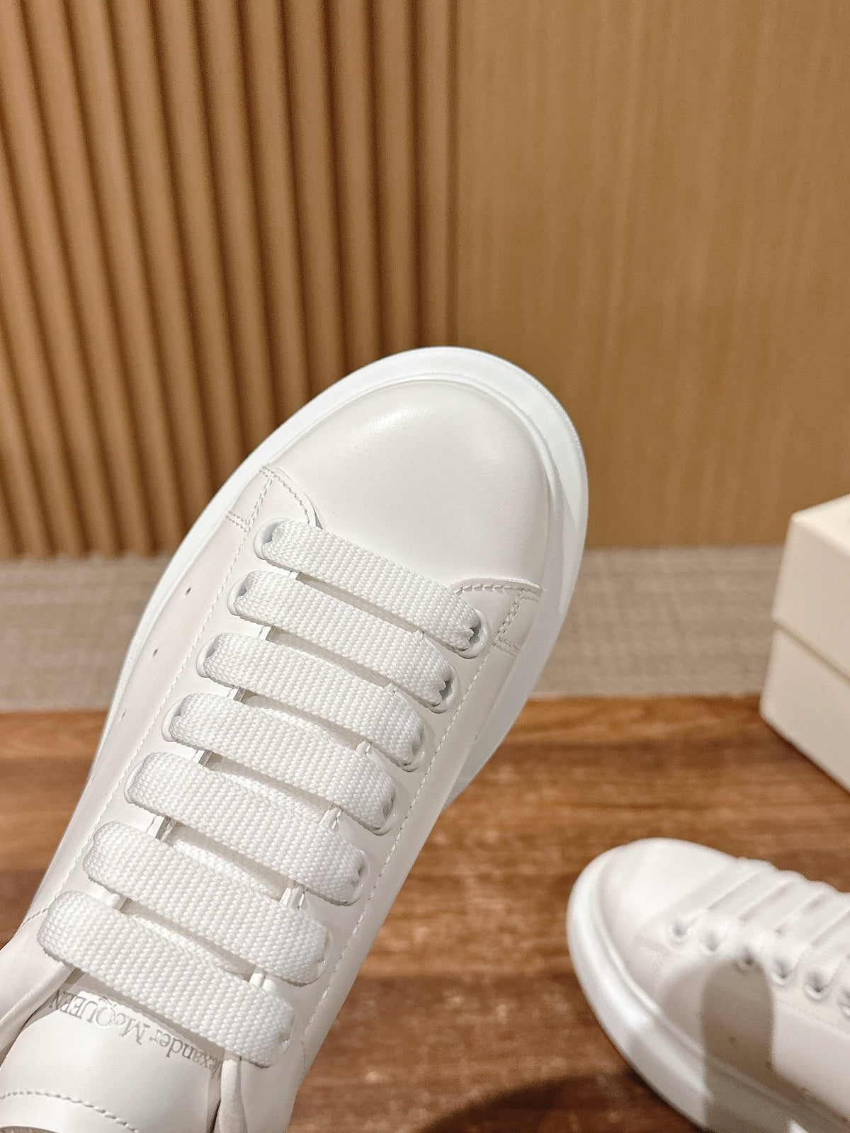Weiß-goldene Sneaker – Damen
