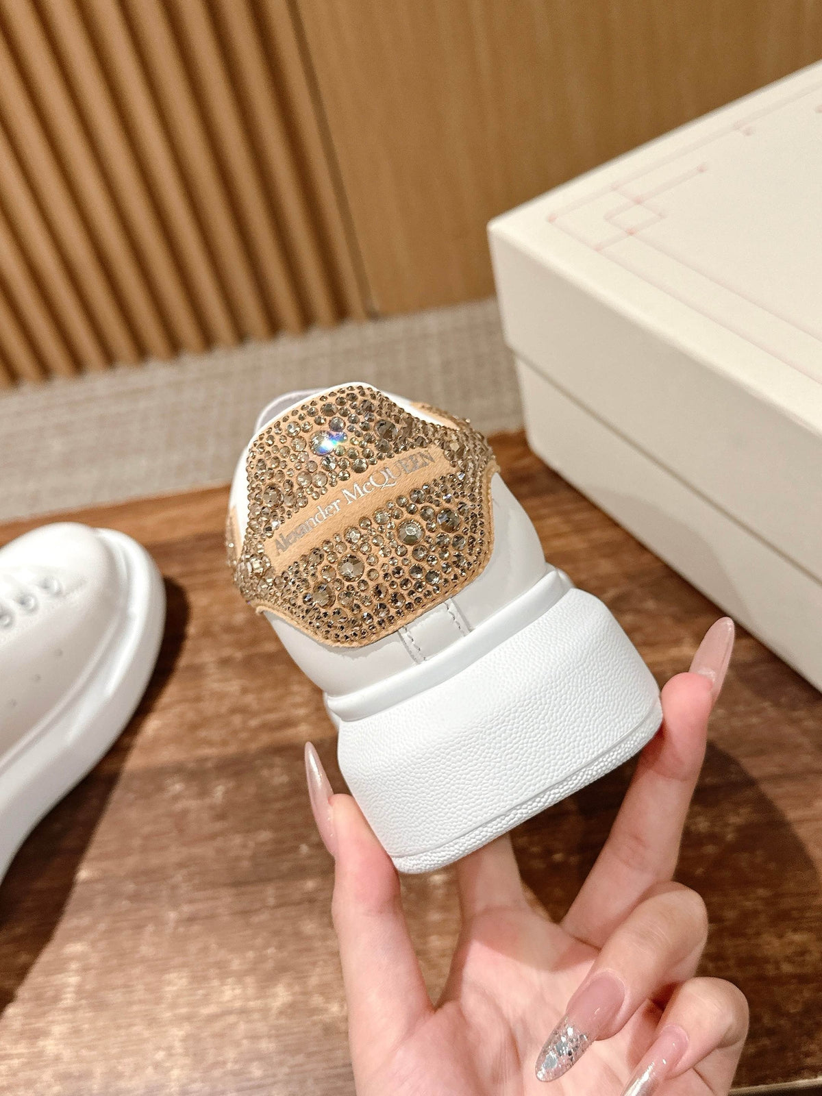 Weiß-goldene Sneaker – Damen