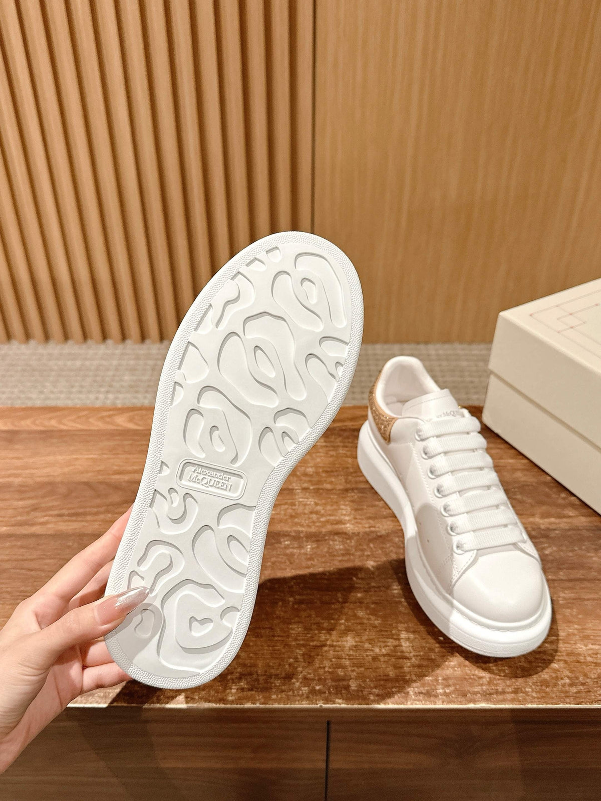 Weiß-goldene Sneaker – Damen