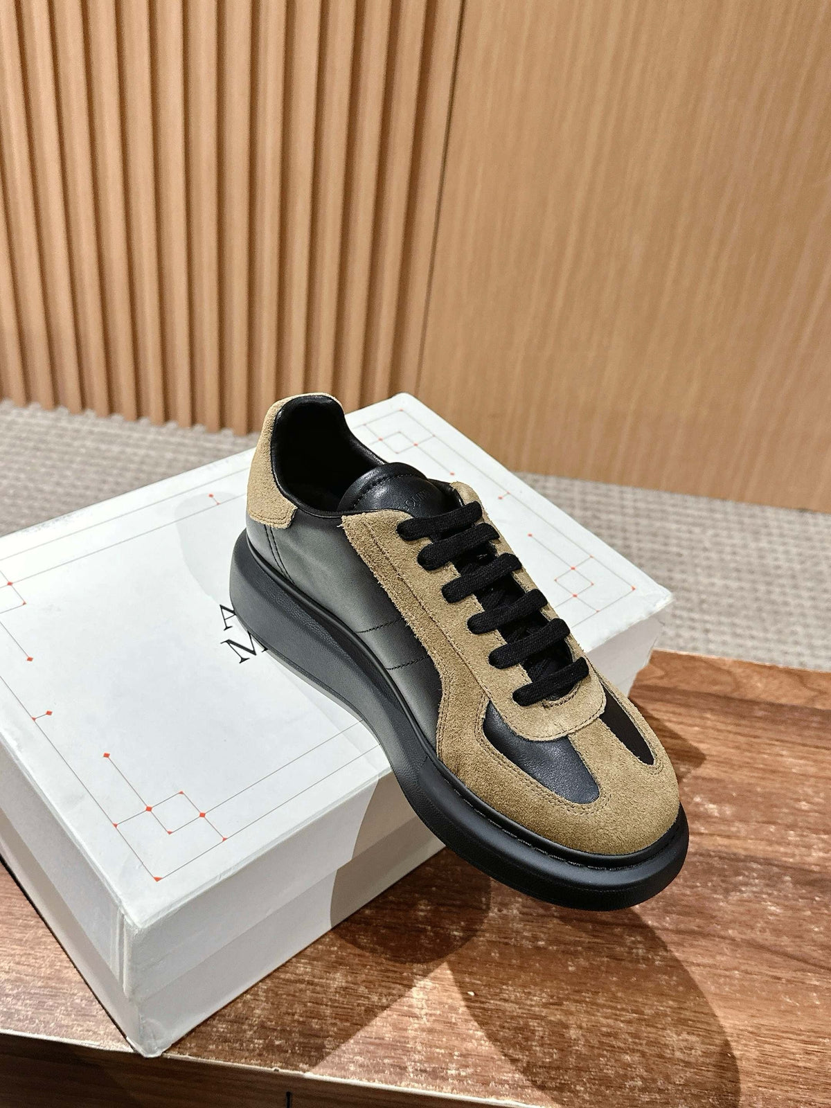 Schwarz-weiße Turnschuhe