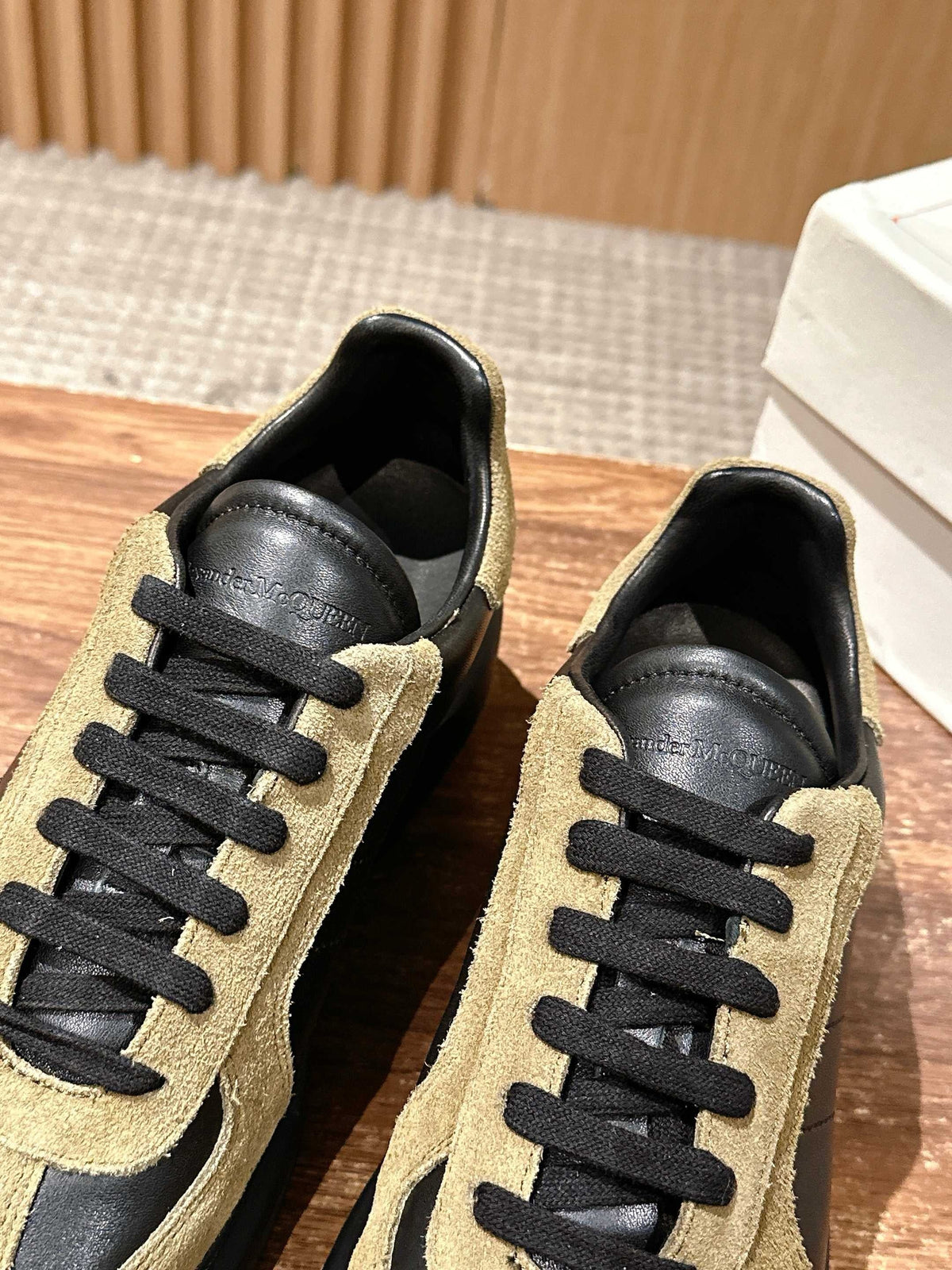 Schwarz-weiße Turnschuhe