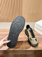 Schwarz-weiße Turnschuhe