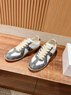 Mehrfarbige Turnschuhe