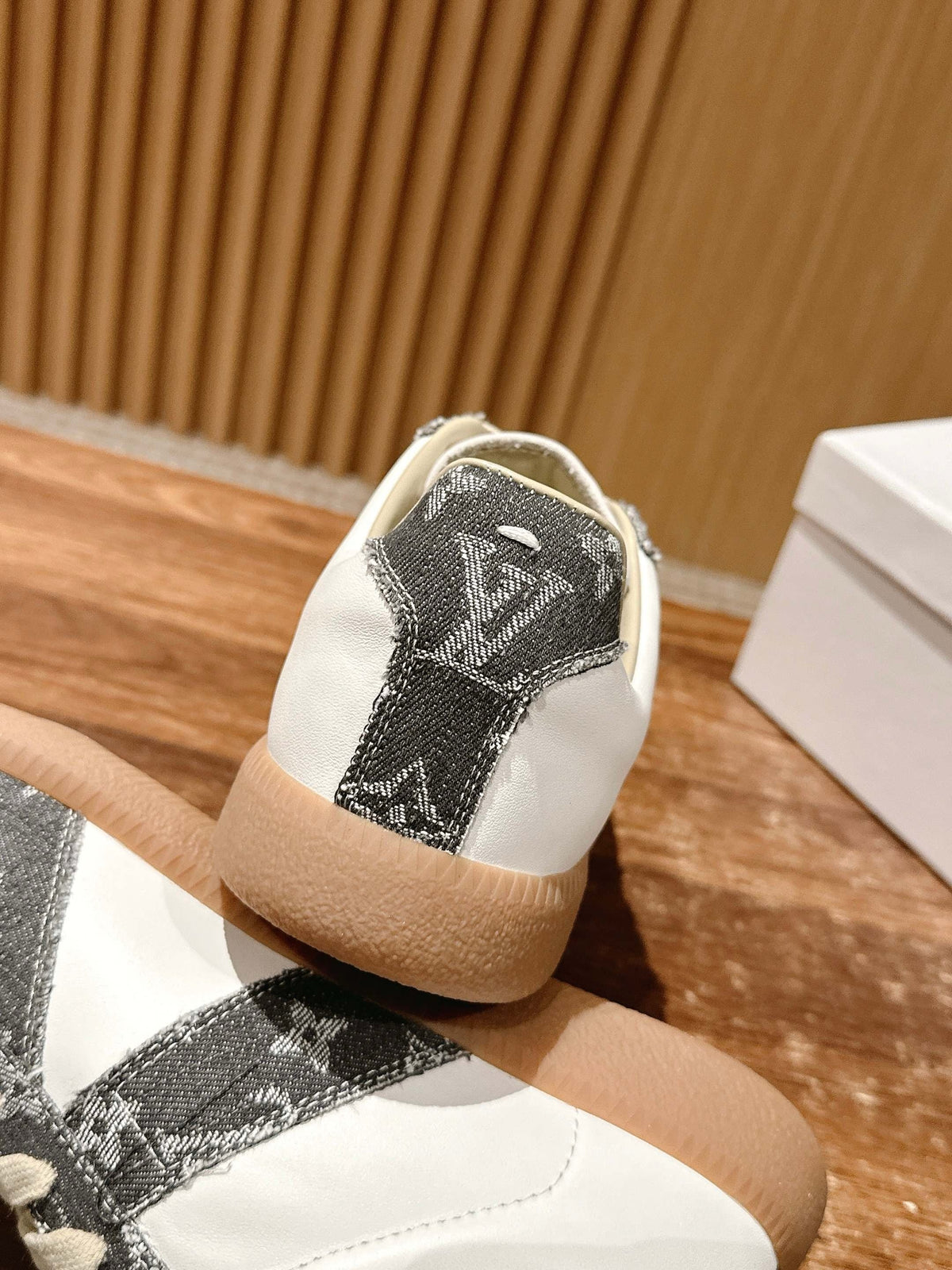 Mehrfarbige Turnschuhe