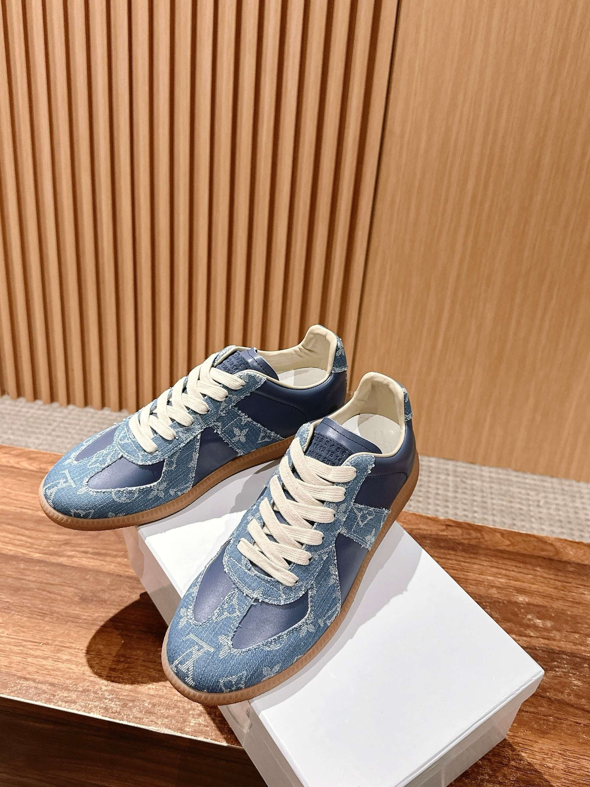 Mehrfarbige Turnschuhe