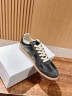 Mehrfarbige Turnschuhe