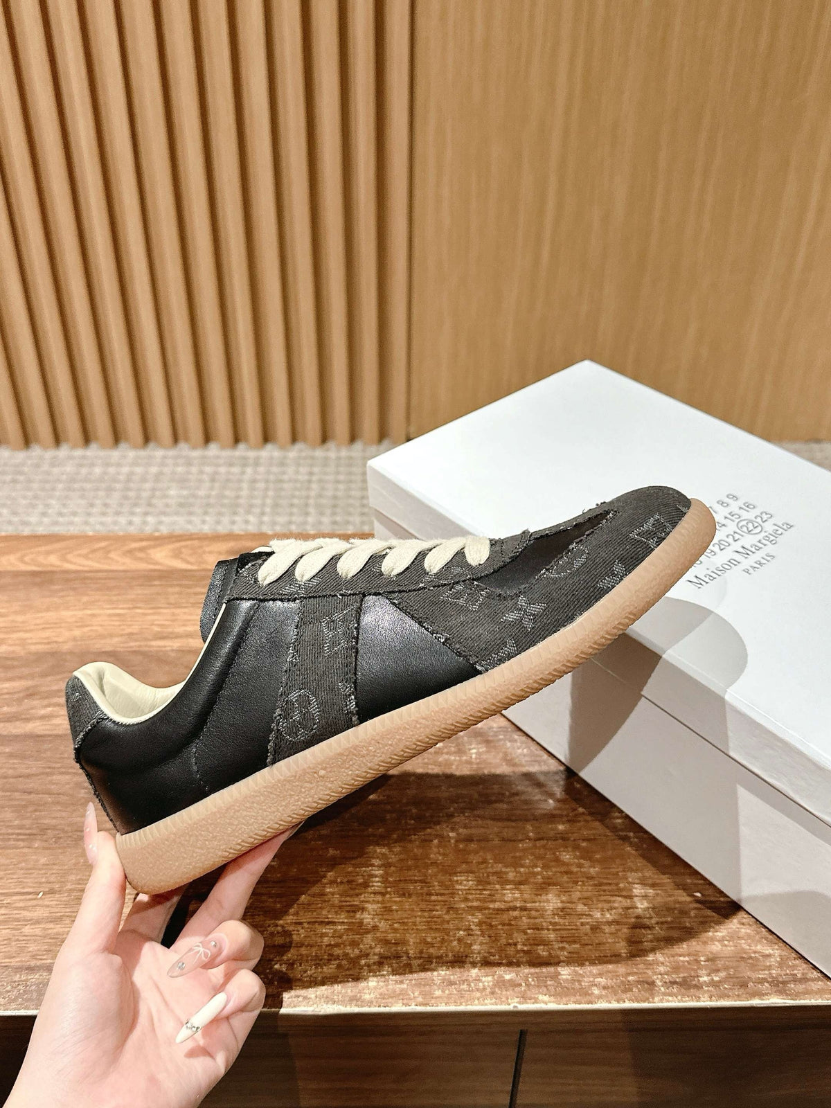 Mehrfarbige Turnschuhe