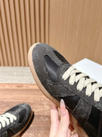Mehrfarbige Turnschuhe