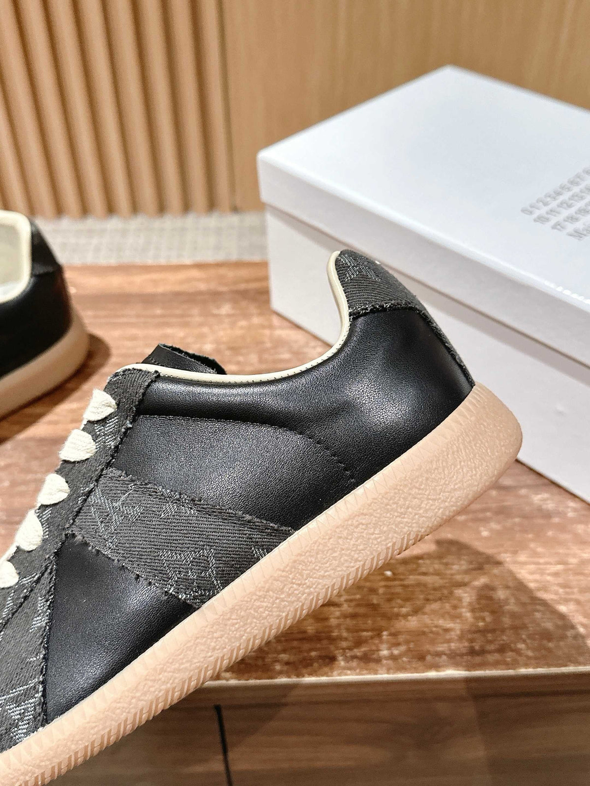 Mehrfarbige Turnschuhe