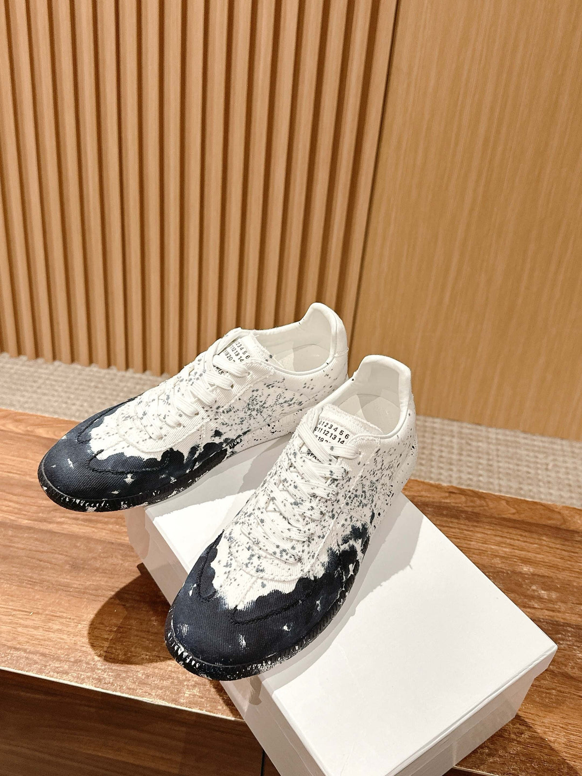 Schwarz-graue Turnschuhe