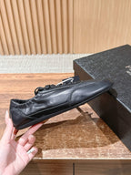 Schwarz-weiße Mules