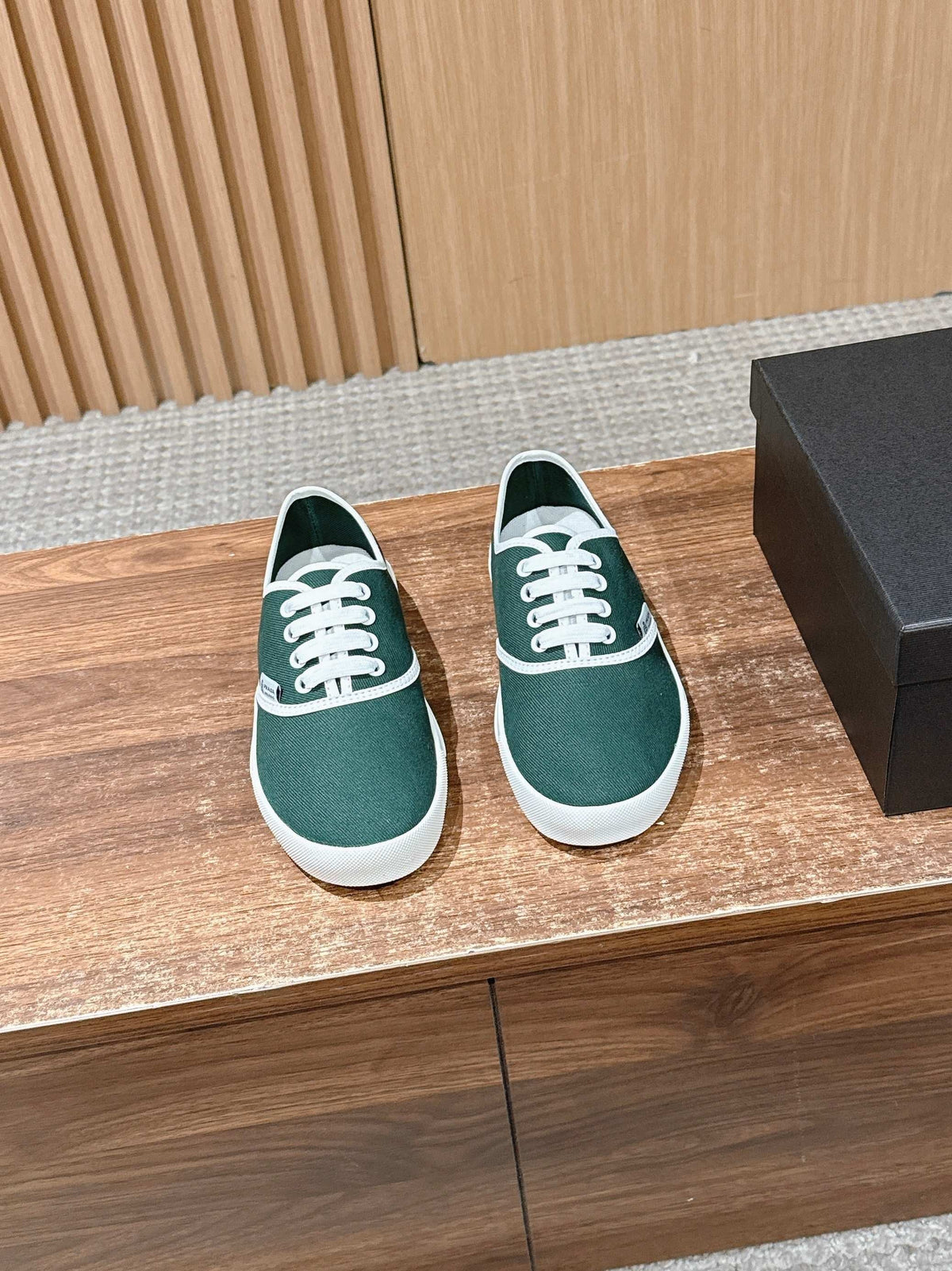 Schwarzer Canvas-Sneaker mit kontrastierender Sohle – Damen