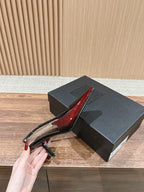 Schwarze und rote High Heels