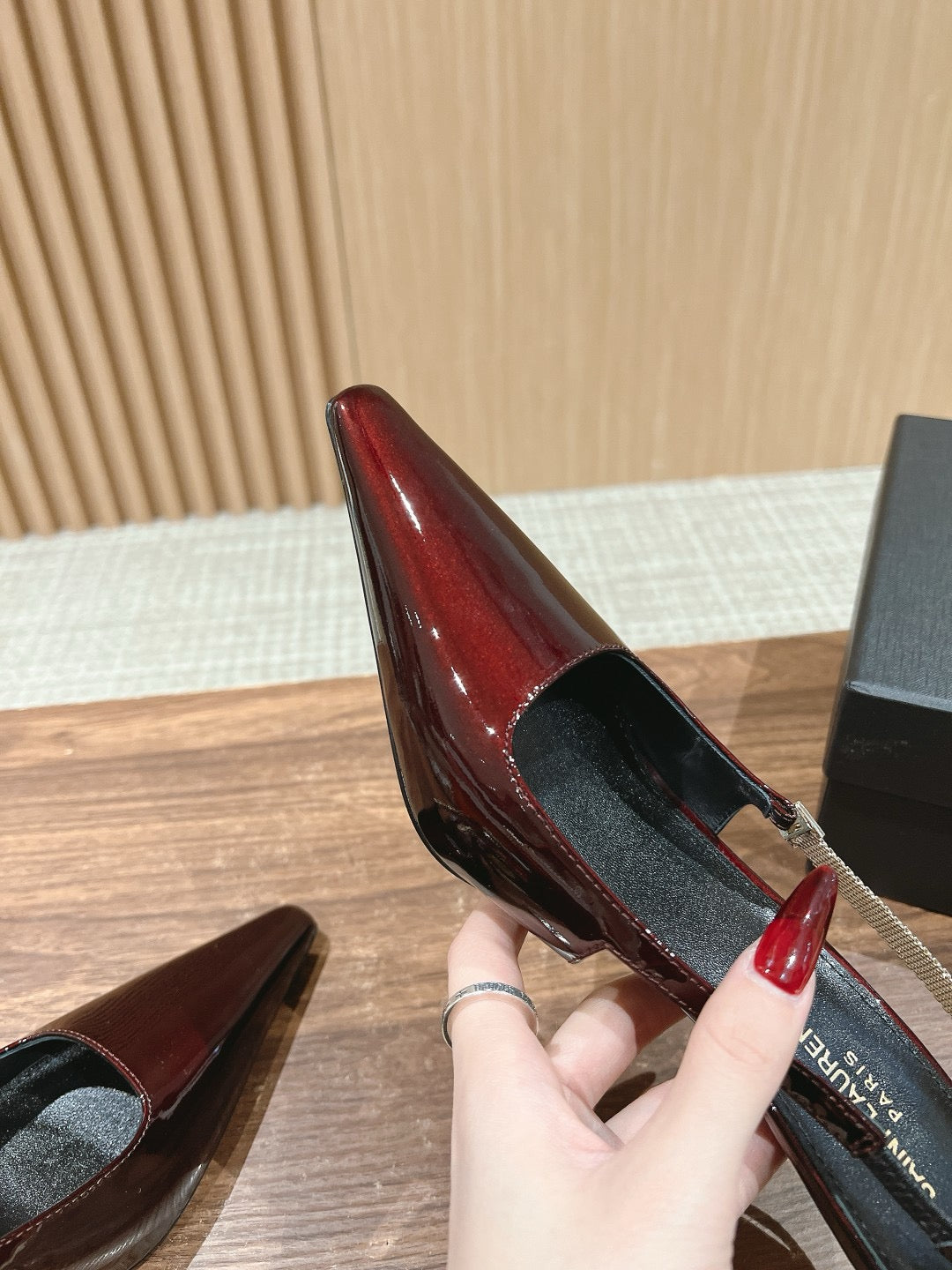 Schwarze und rote High Heels
