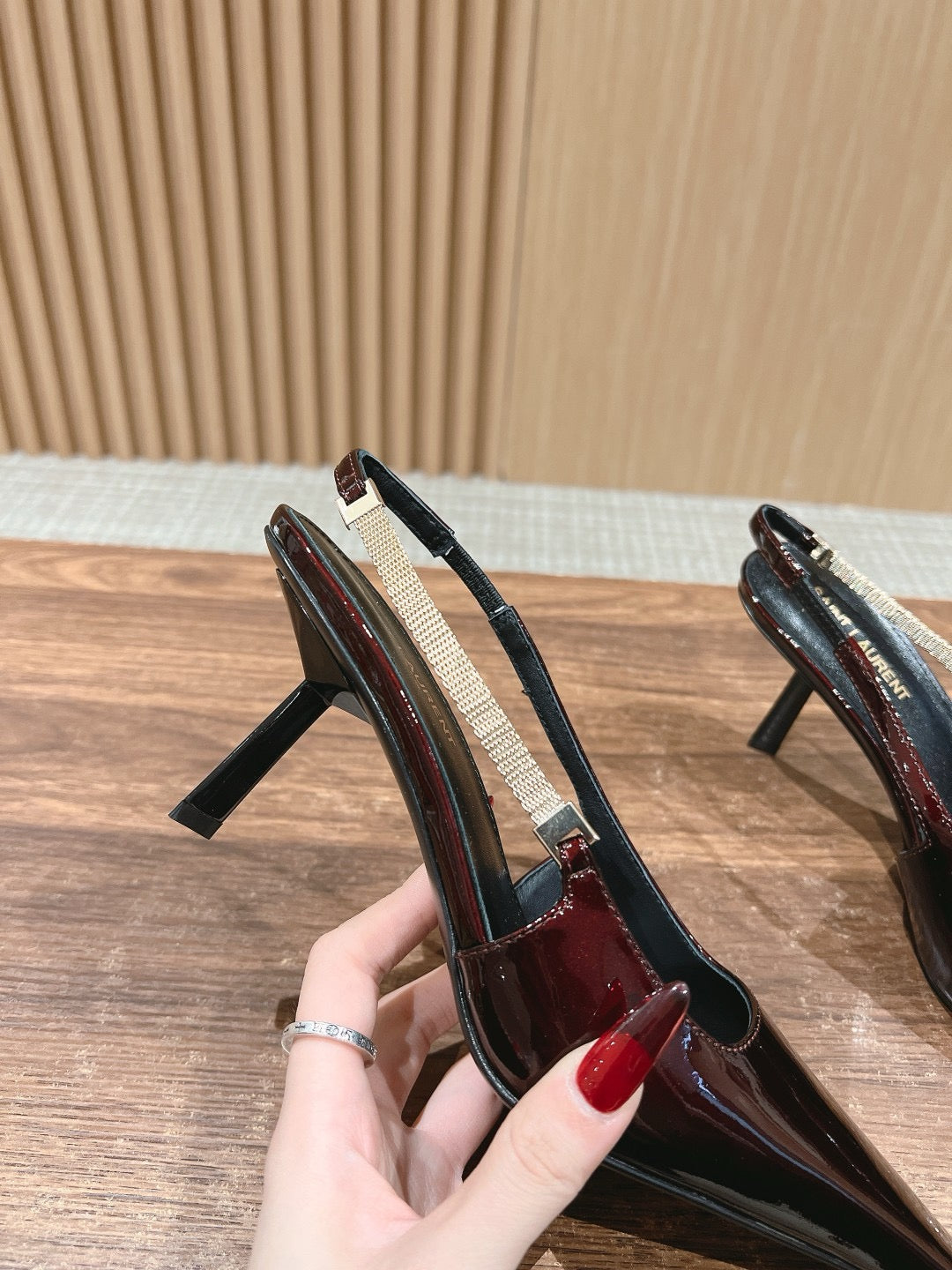 Schwarze und rote High Heels