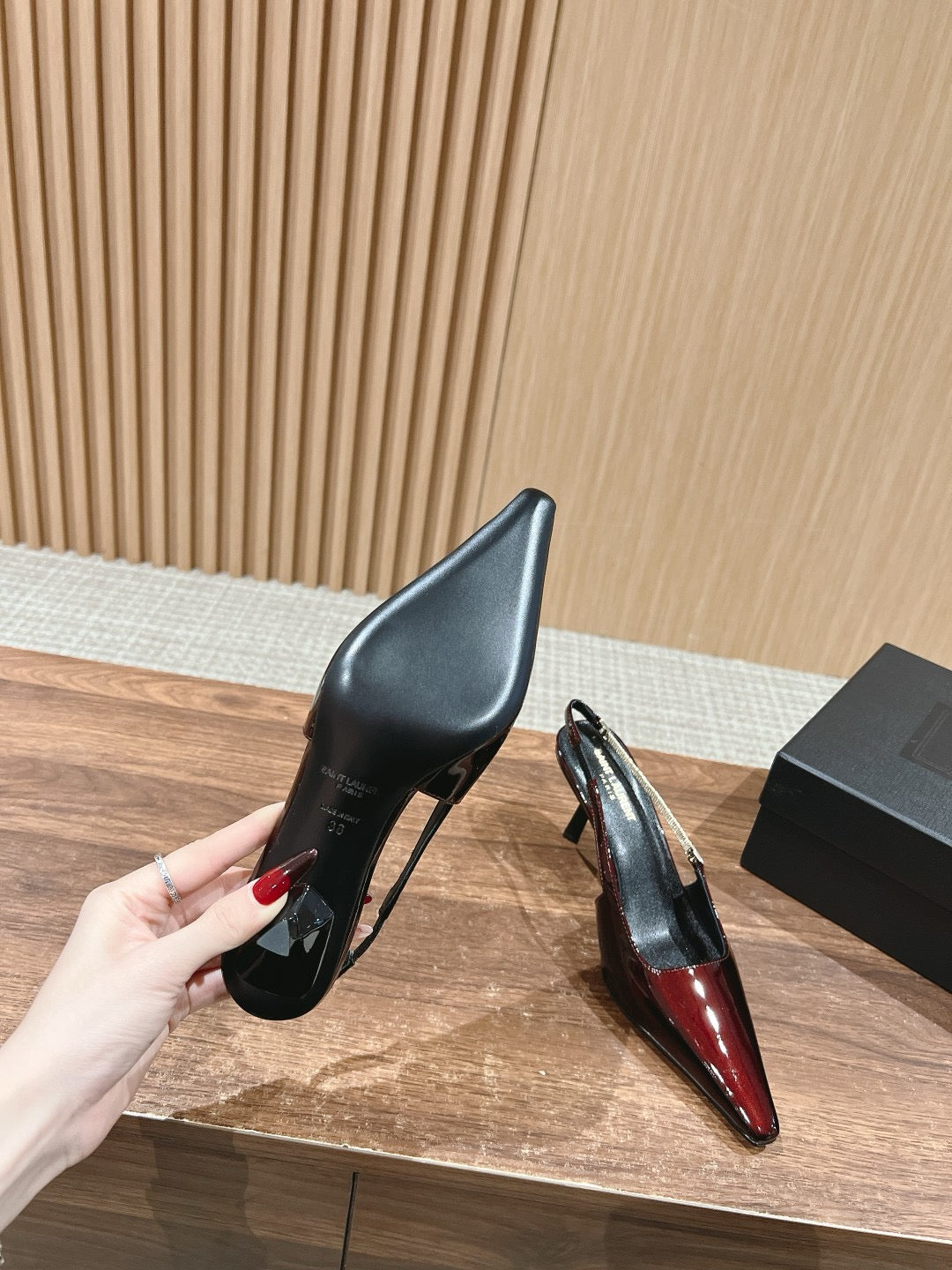 Schwarze und rote High Heels