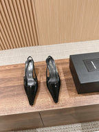 Schwarze und rote High Heels