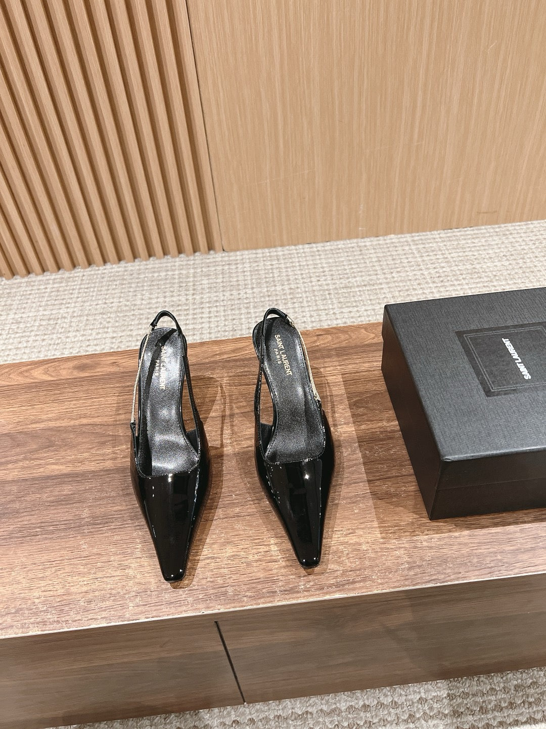 Schwarze und rote High Heels