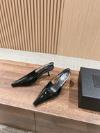 Schwarze und rote High Heels