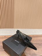 Schwarze und rote High Heels