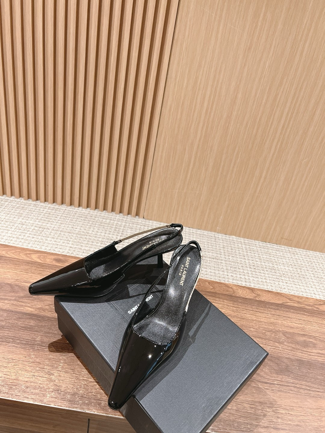 Schwarze und rote High Heels