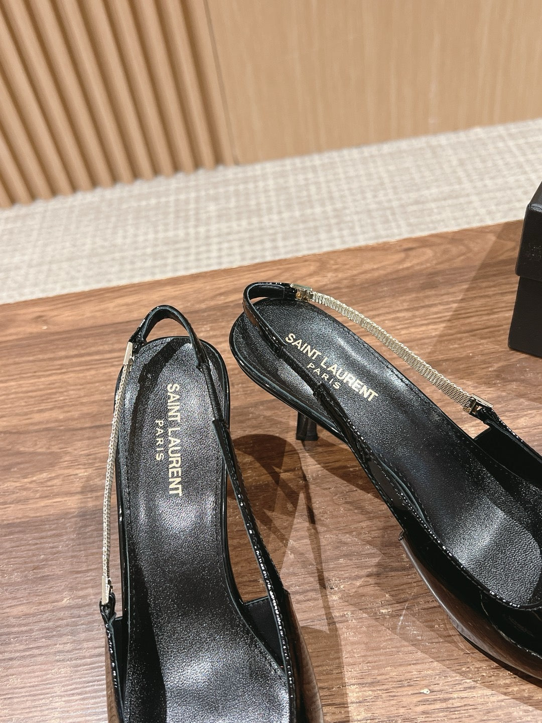 Schwarze und rote High Heels