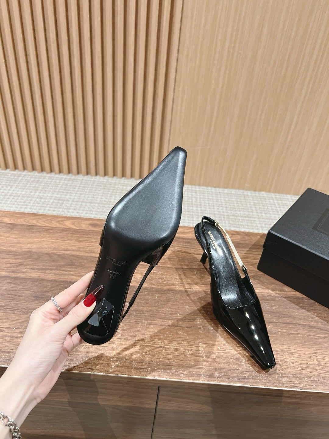 Schwarze und rote High Heels