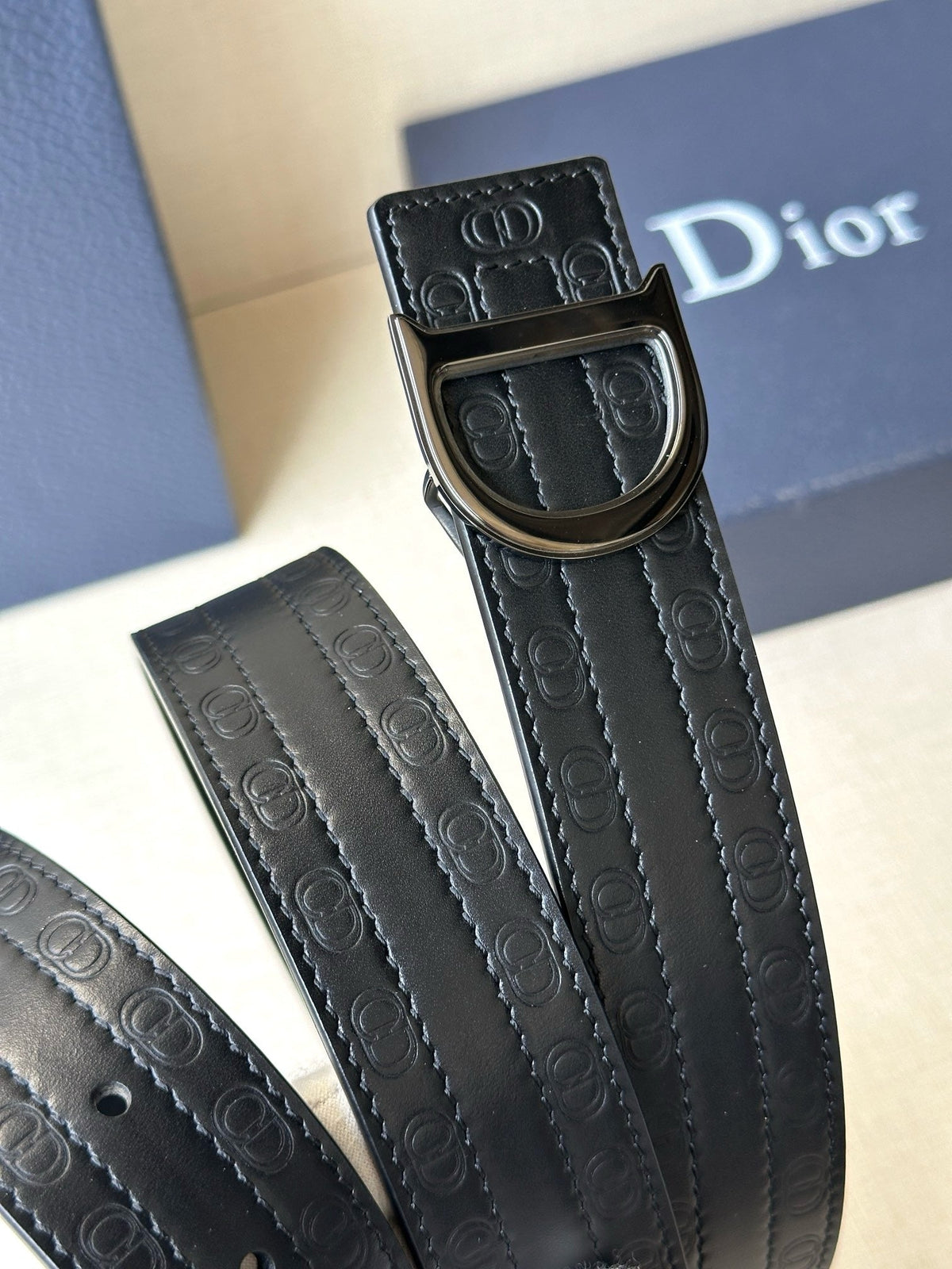 Hellgrauer und schwarzer Gürtel