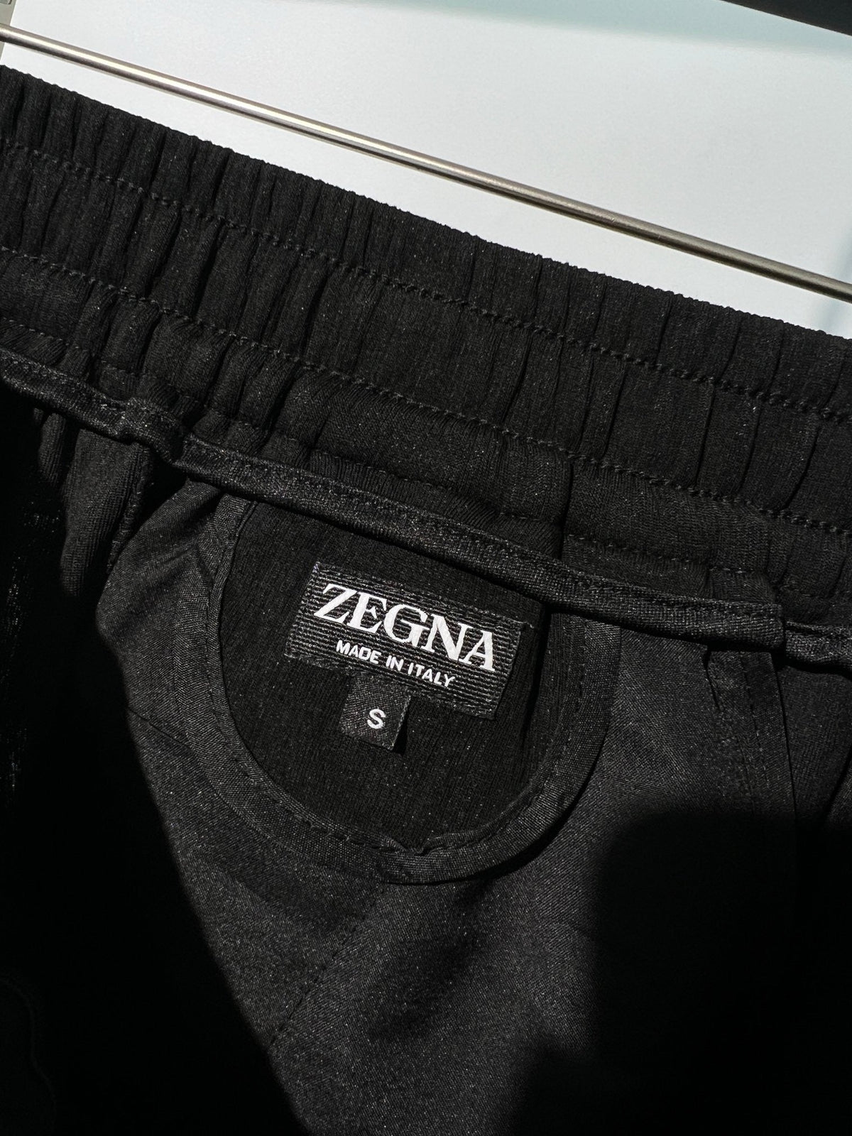 Schwarze, elastische weite Beinhose aus Baumwolle – Herren