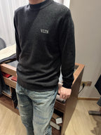 Schwarzer Woll-Rundhalspullover mit Brustlogo – Herren