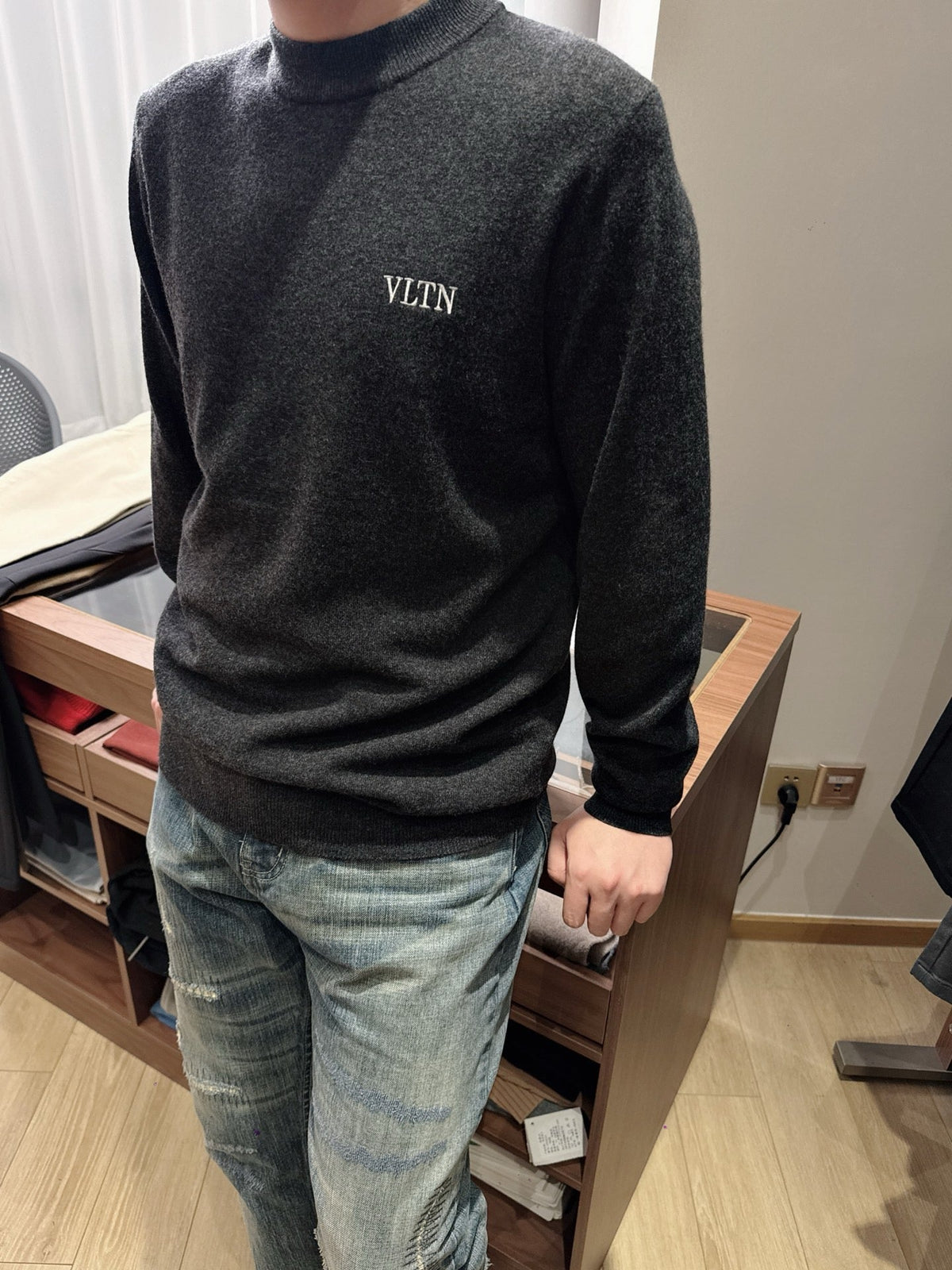 Schwarzer Woll-Rundhalspullover mit Brustlogo – Herren