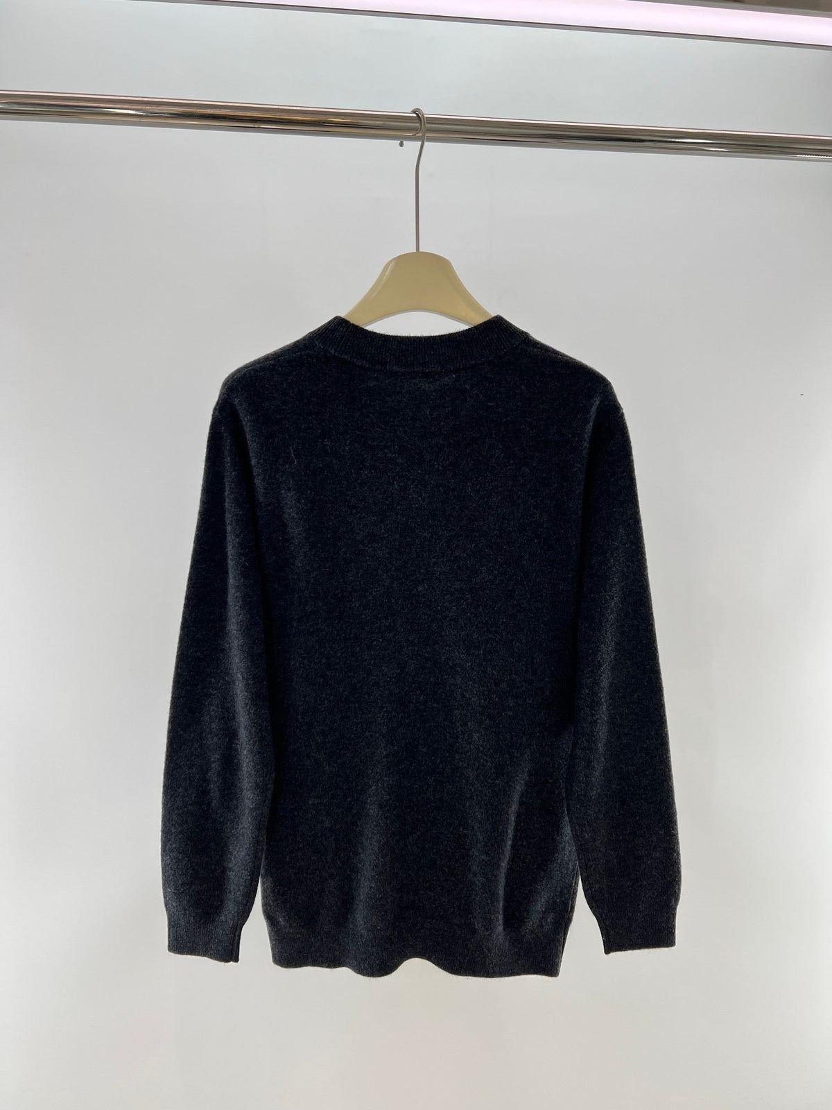 Schwarzer Woll-Rundhalspullover mit Brustlogo – Herren