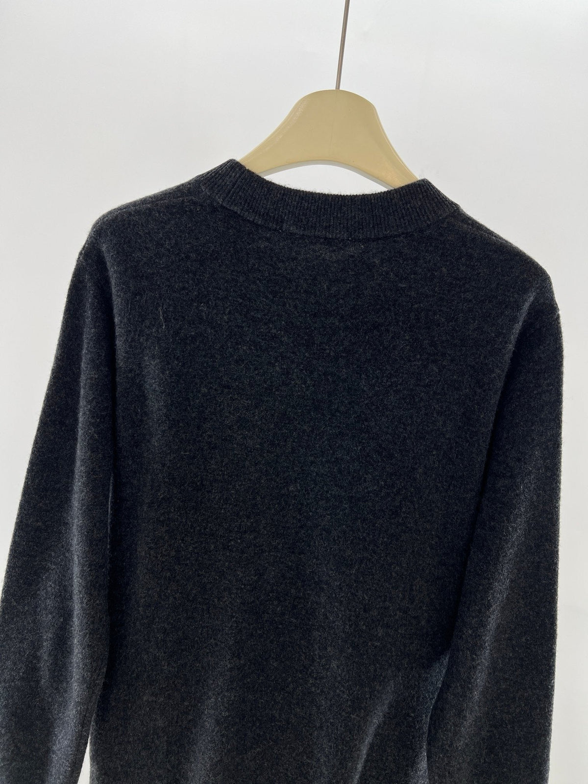 Schwarzer Woll-Rundhalspullover mit Brustlogo – Herren