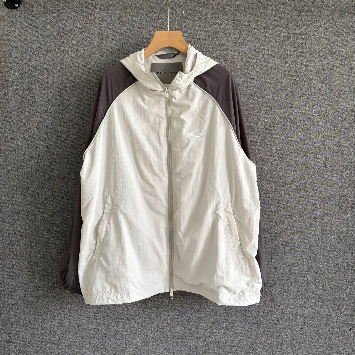 Cremefarbener Nylon-Colourblock-Blouson – Herren