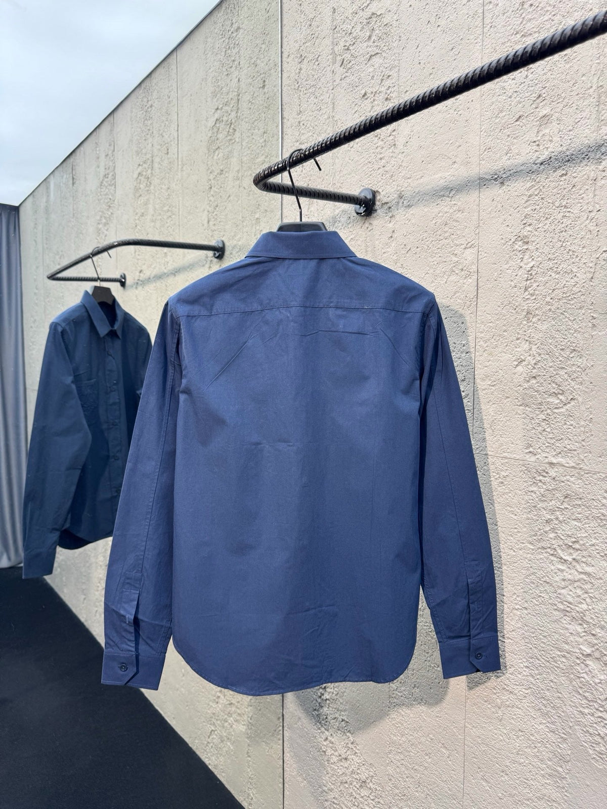 Blaues Baumwoll-Langarmshirt mit Tasche – Herren