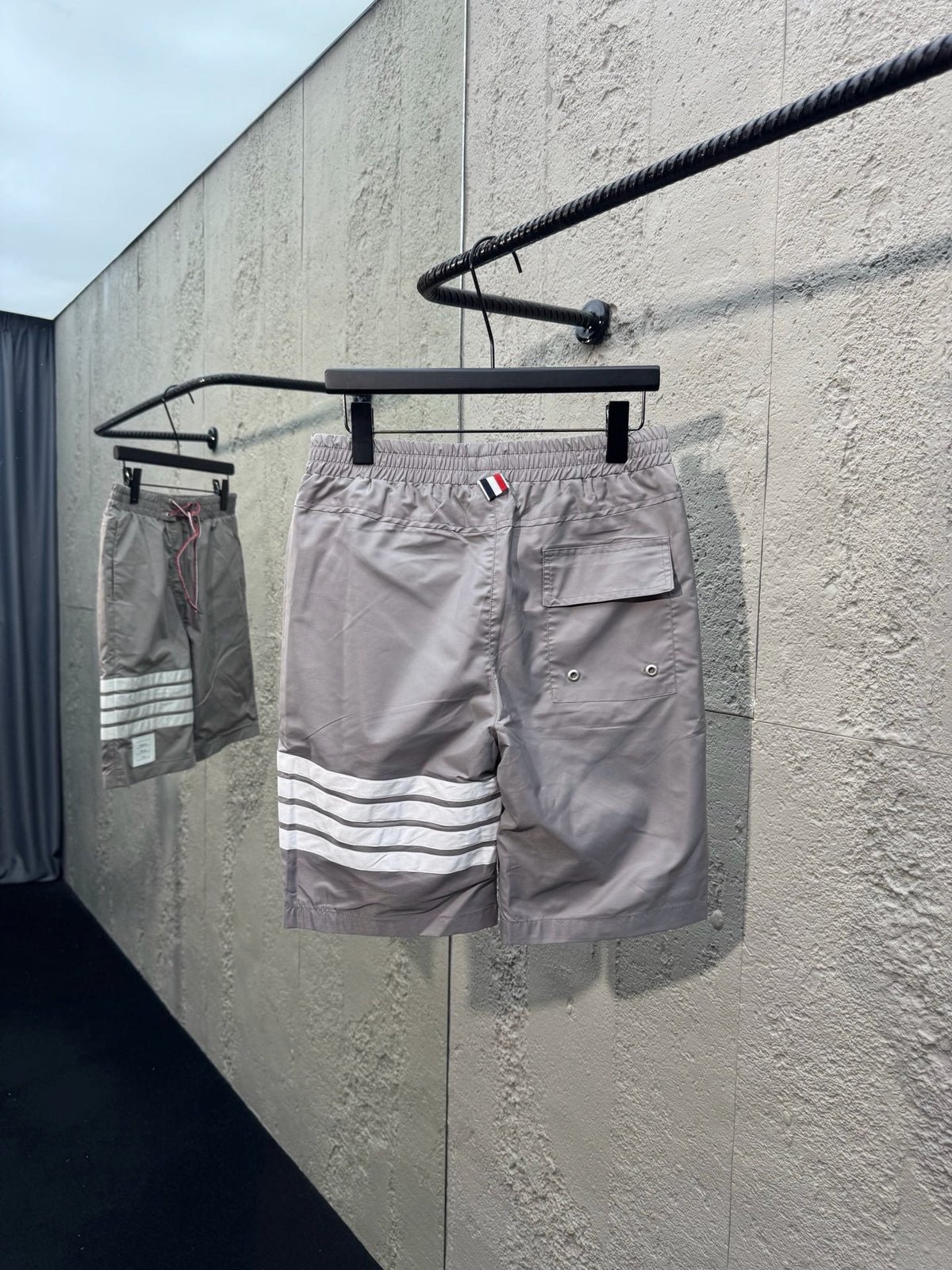 Graue Baumwoll-Bar-Streifen-Kordelzugshorts – Herren
