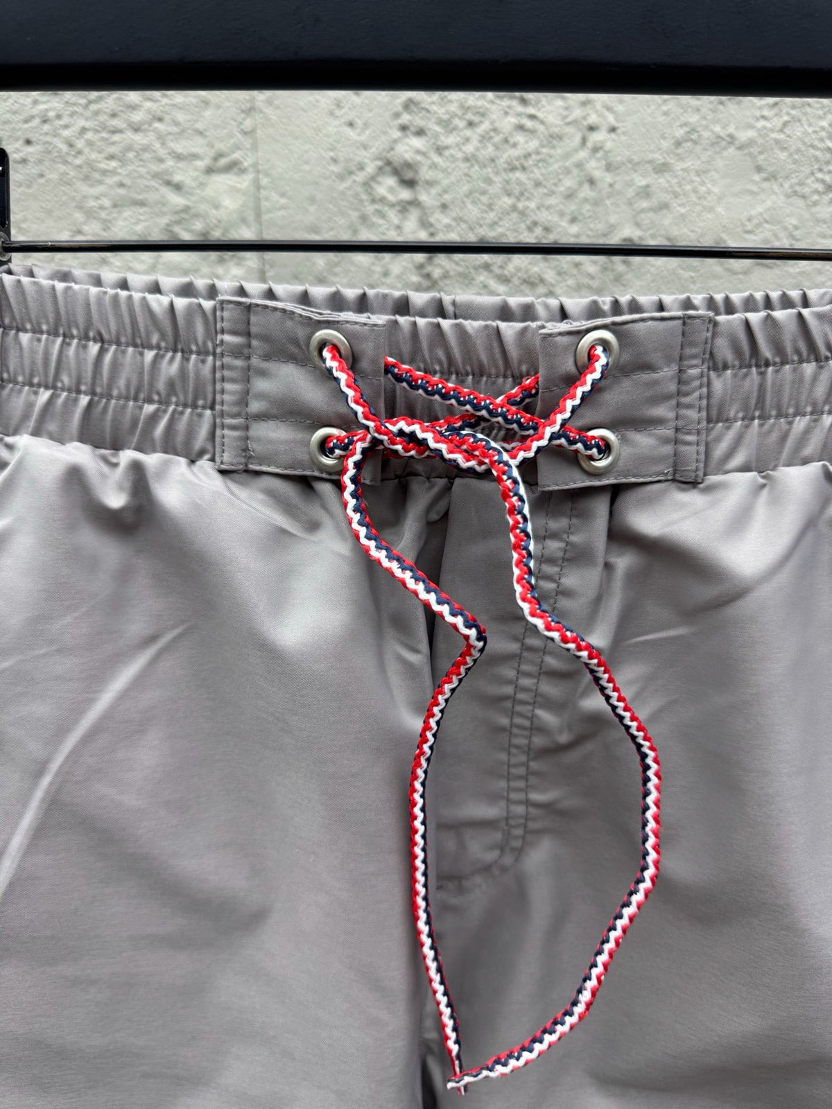 Graue Baumwoll-Bar-Streifen-Kordelzugshorts – Herren