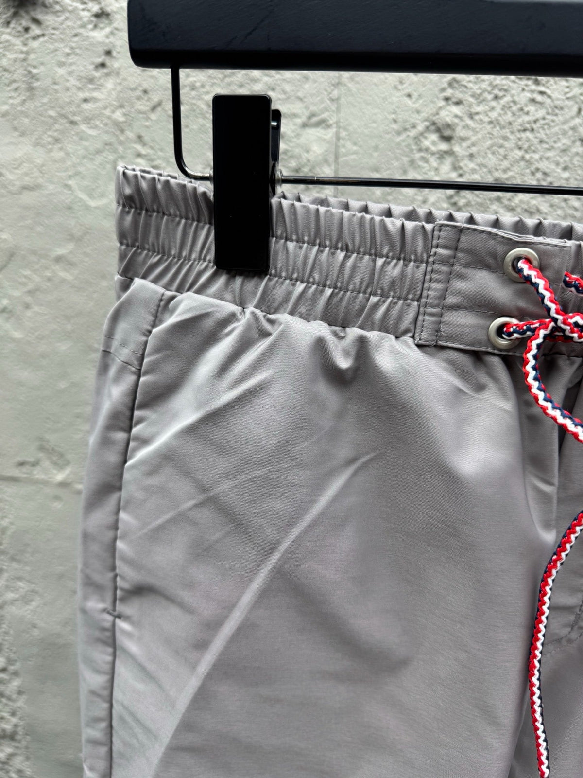 Graue Baumwoll-Bar-Streifen-Kordelzugshorts – Herren