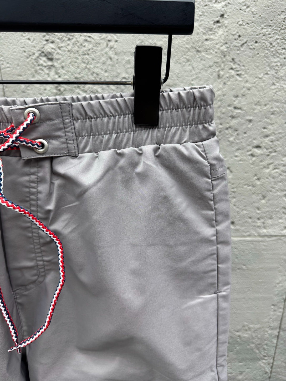 Graue Baumwoll-Bar-Streifen-Kordelzugshorts – Herren