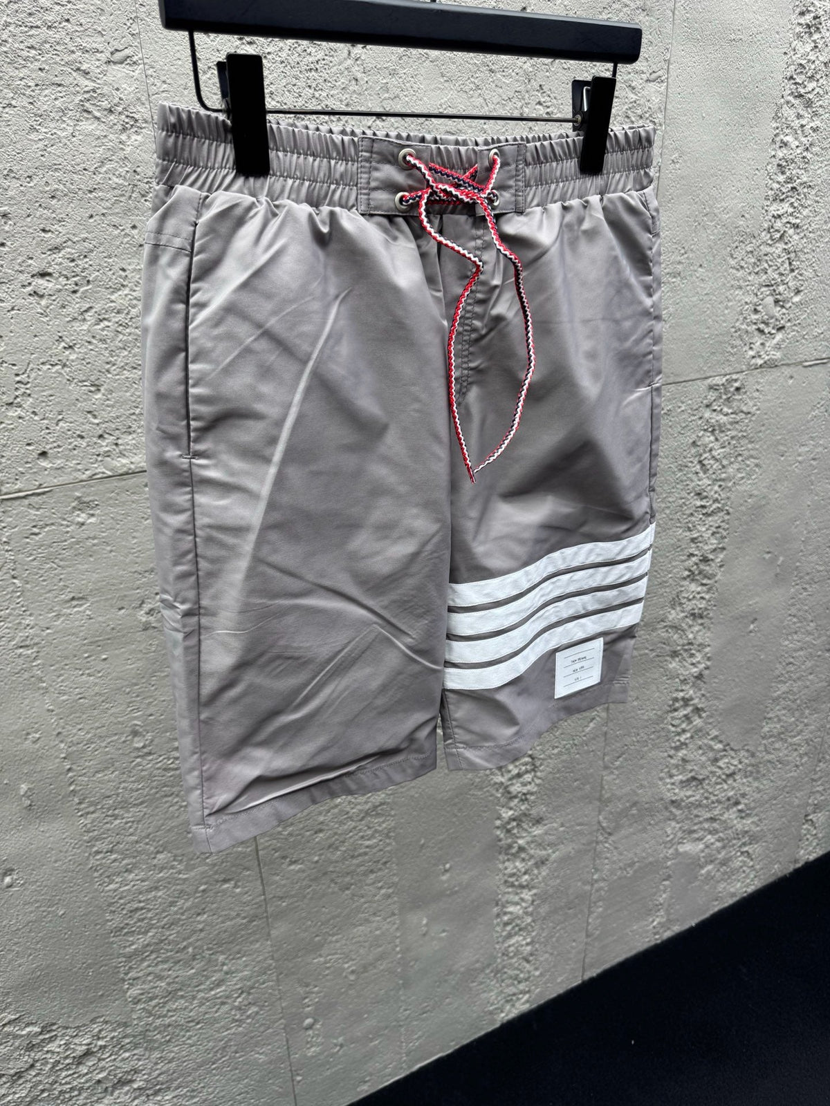 Graue Baumwoll-Bar-Streifen-Kordelzugshorts – Herren