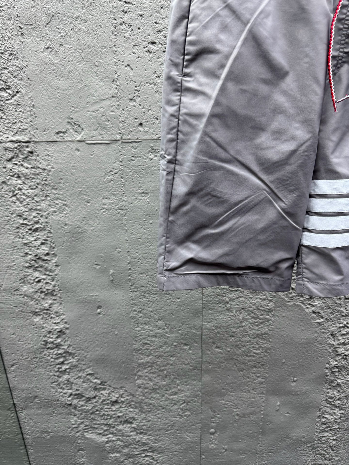 Graue Baumwoll-Bar-Streifen-Kordelzugshorts – Herren