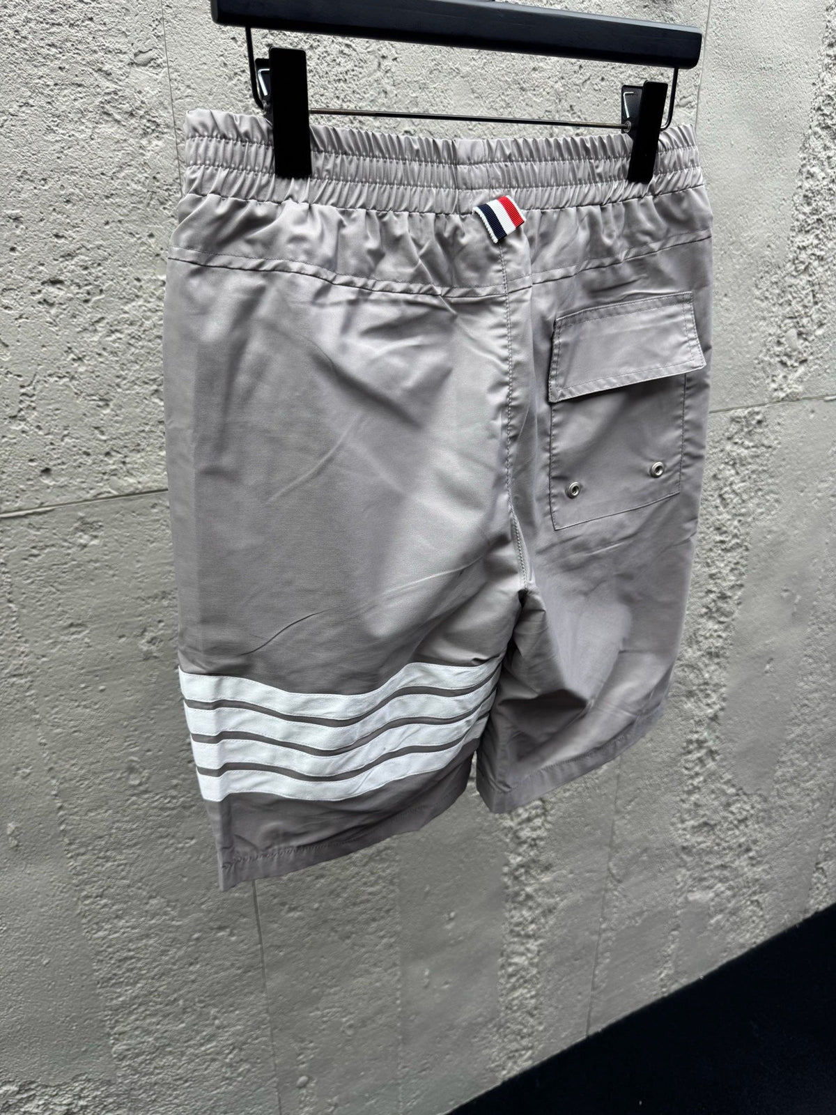 Graue Baumwoll-Bar-Streifen-Kordelzugshorts – Herren