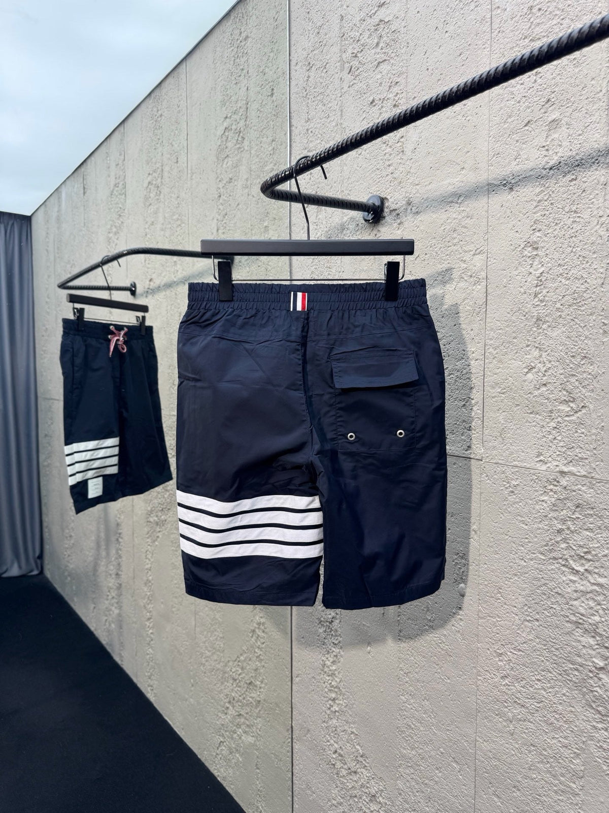 Graue Baumwoll-Bar-Streifen-Kordelzugshorts – Herren