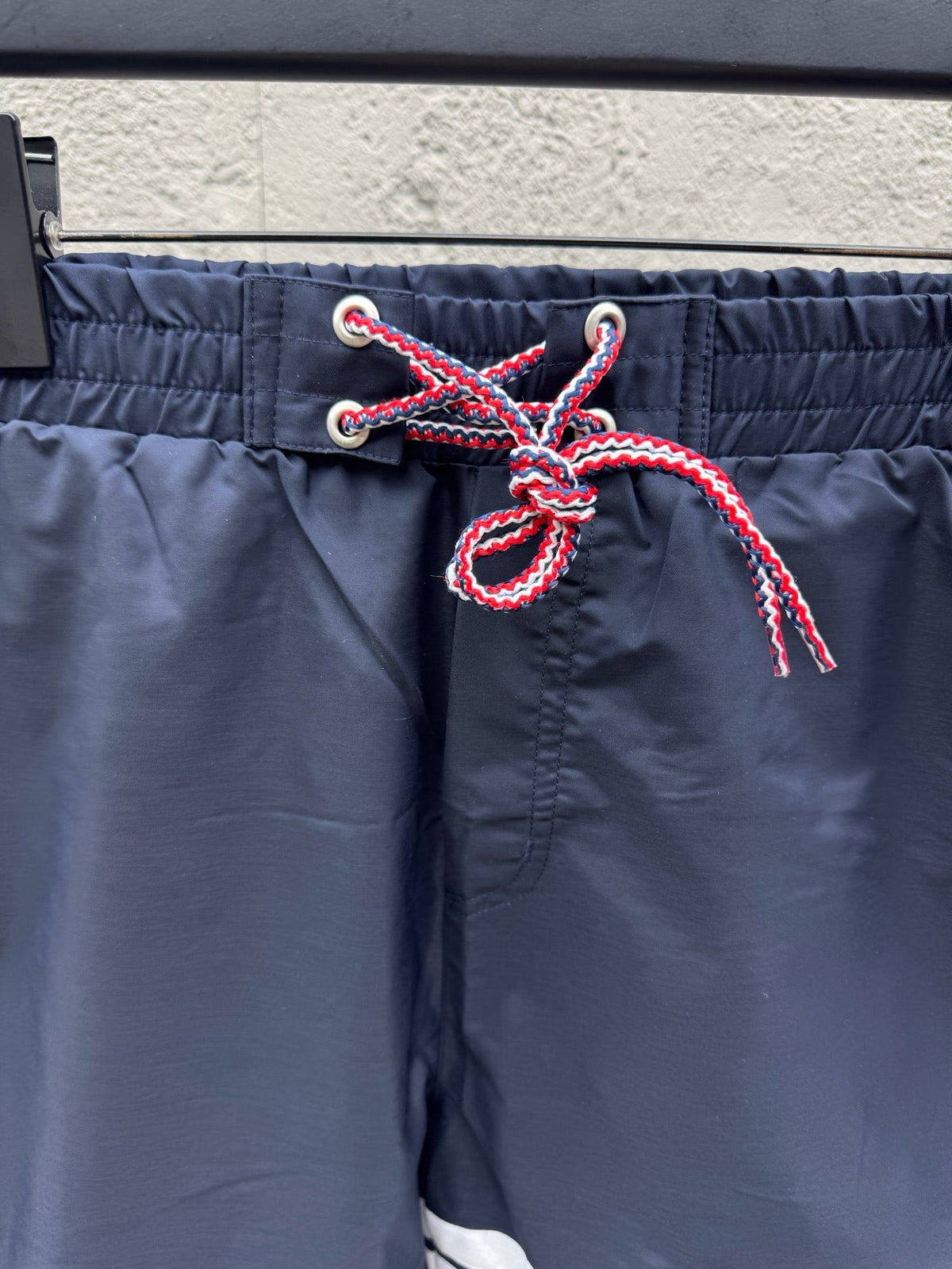 Graue Baumwoll-Bar-Streifen-Kordelzugshorts – Herren