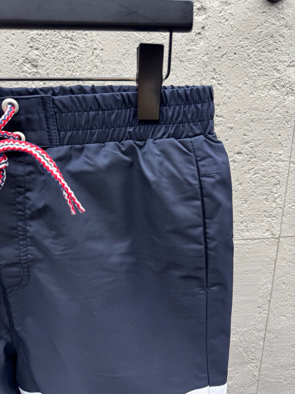 Graue Baumwoll-Bar-Streifen-Kordelzugshorts – Herren