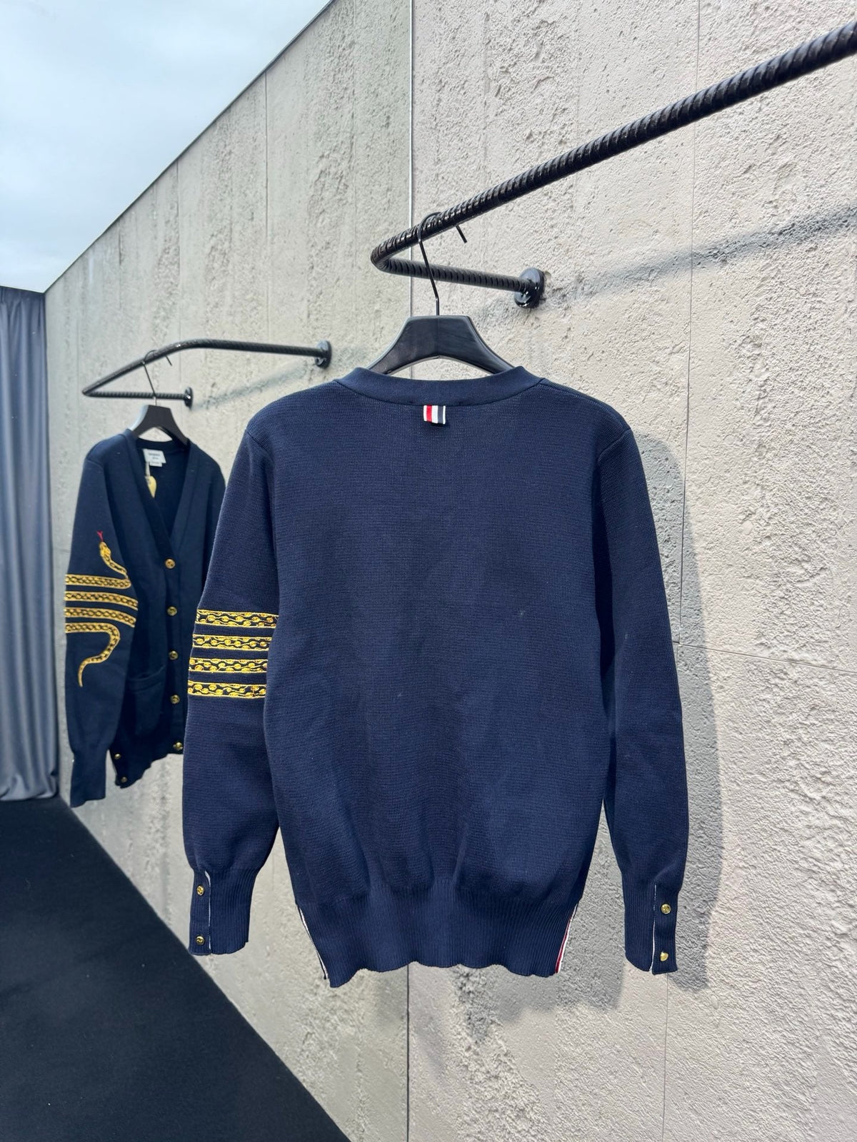 Marineblaue bestickte Strickjacke aus Wolle – Herren