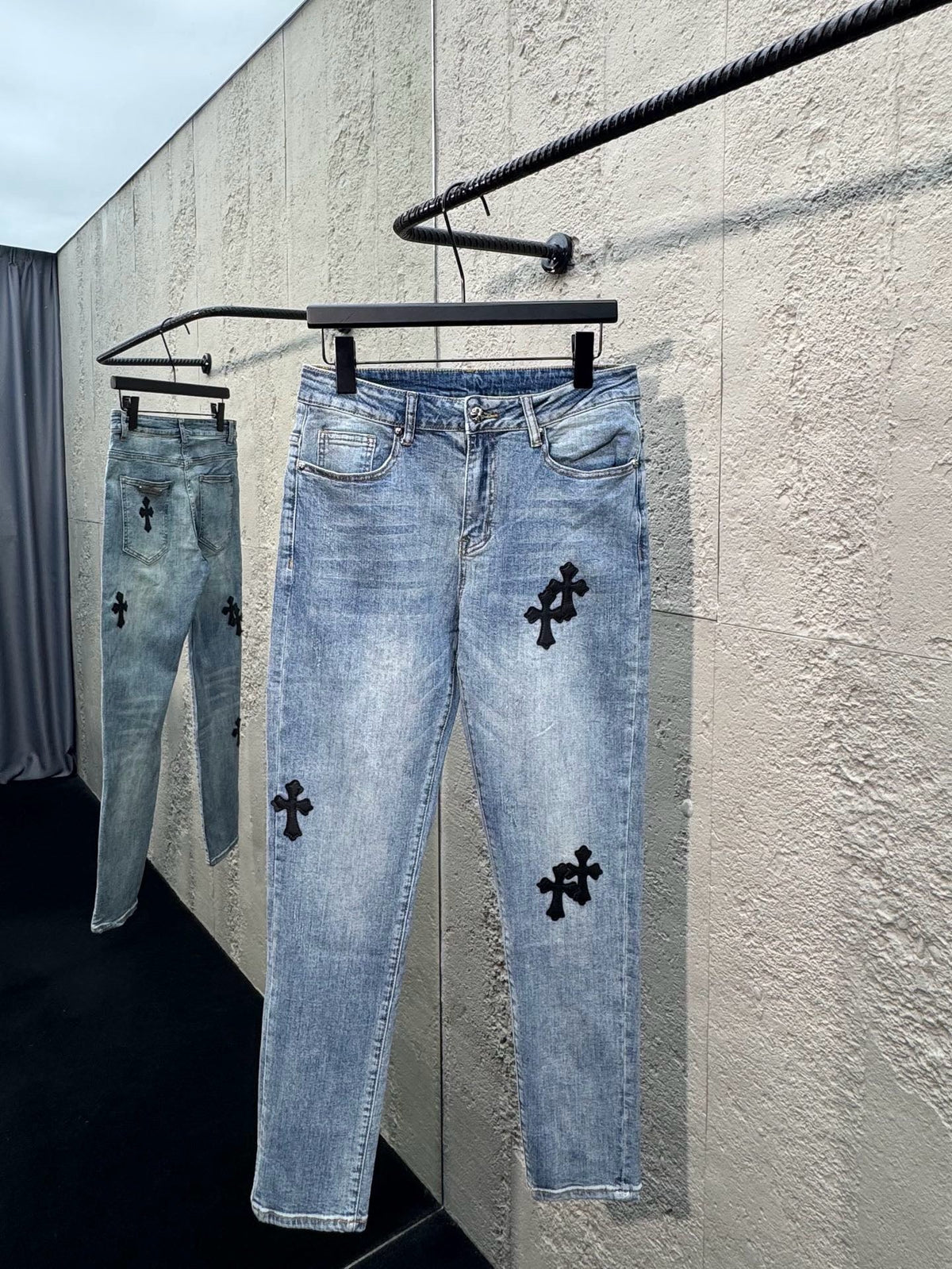 Blaue Jeans mit Kreuz-Flicken, gerade geschnitten – Herren