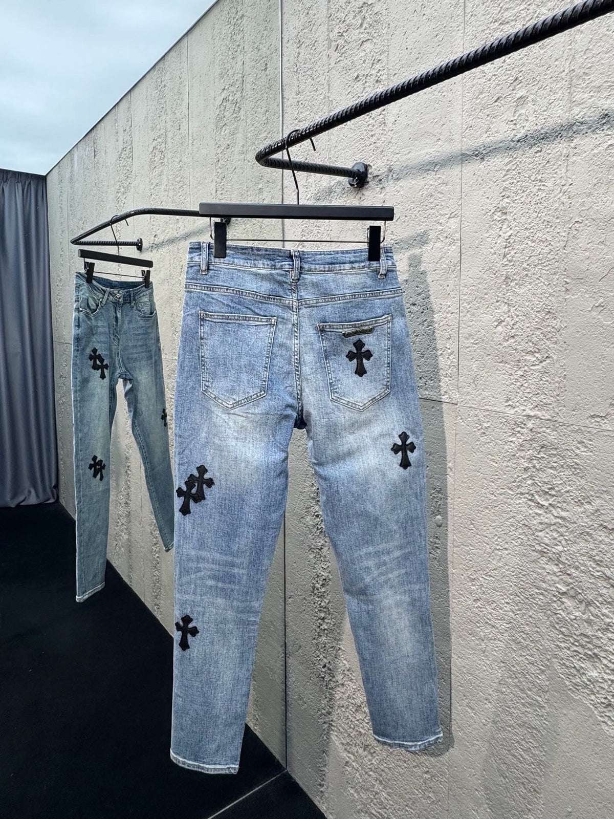 Blaue Jeans mit Kreuz-Flicken, gerade geschnitten – Herren