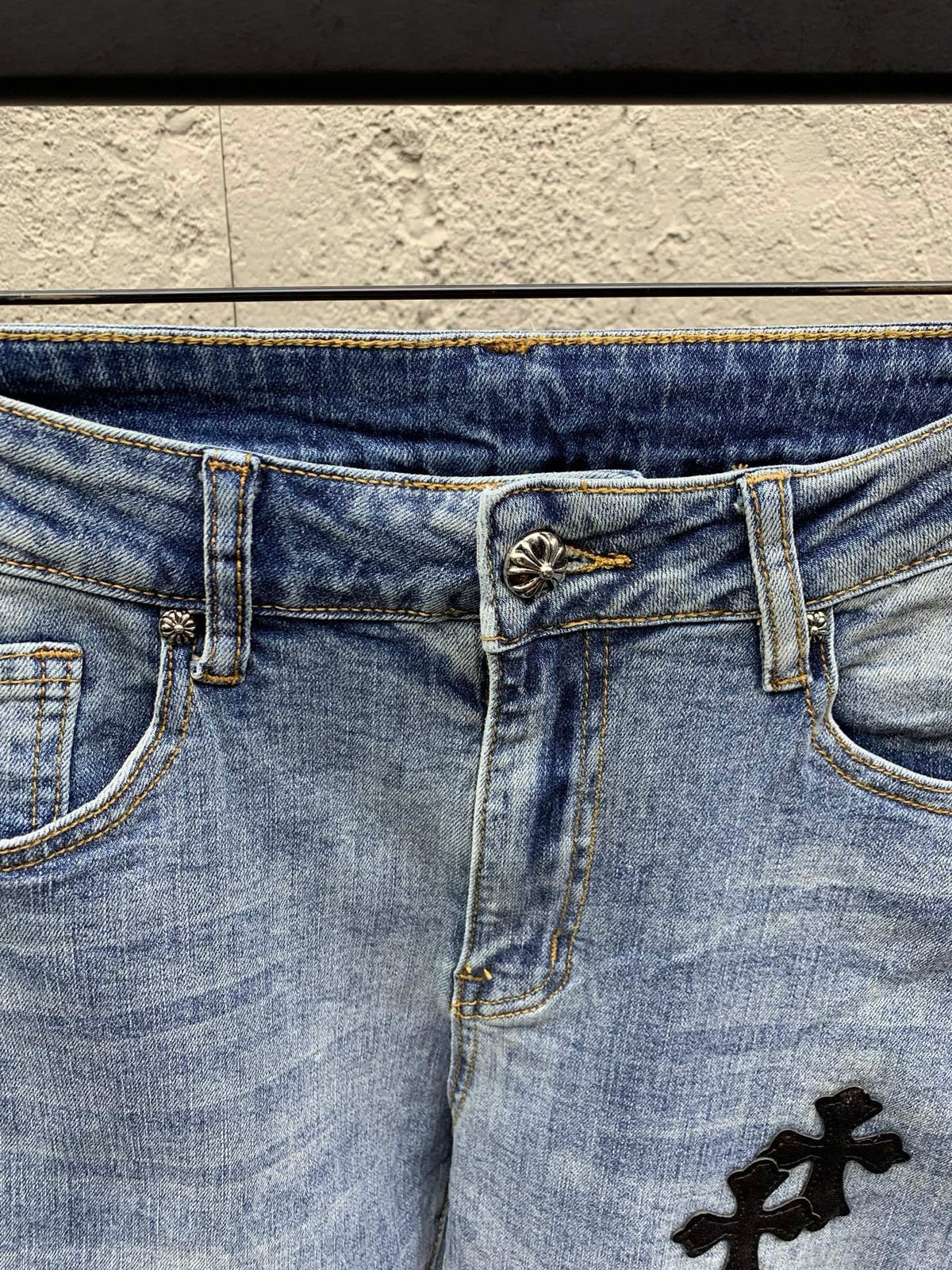 Blaue Jeans mit Kreuz-Flicken, gerade geschnitten – Herren
